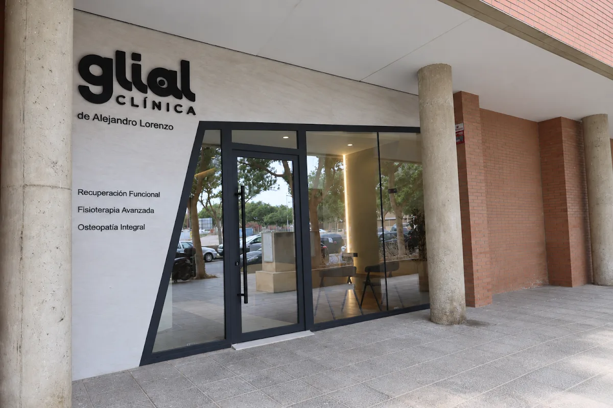 Entrada de Clínica Glial en la calle Árbol del Amor, Almería
